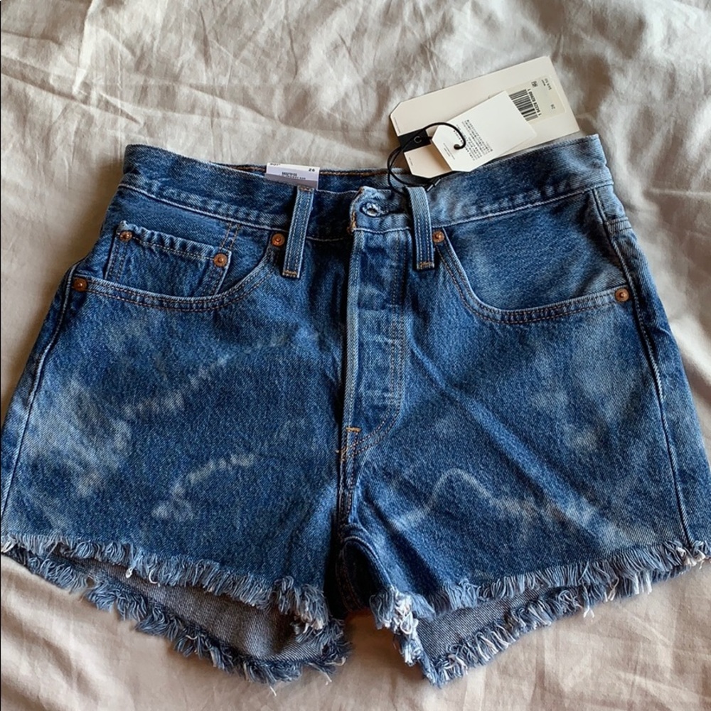 High rise Levi’s denim shorts